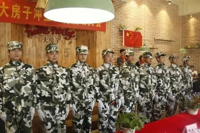 红灯高挂年到福到