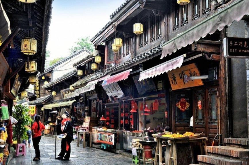 老河口市开展“迎新春送春联、民族团结一家亲”活动